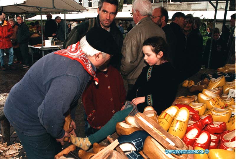 99041704.jpg - DE DORDTENAAR :DORDRECHT:17-04-1999:BIUENMARKT VRIESEPLEIN DORDRECHTDeze digitale foto blijft eigendom van FOTOPERSBURO BUSINK. Wij hanteren de voorwaarden van het N.V.F. en N.V.J. Gebruik van deze foto impliceert dat u bekend bent  en akkoord gaat met deze voorwaarden bij publicatie.EB/ETIENNE BUSINK