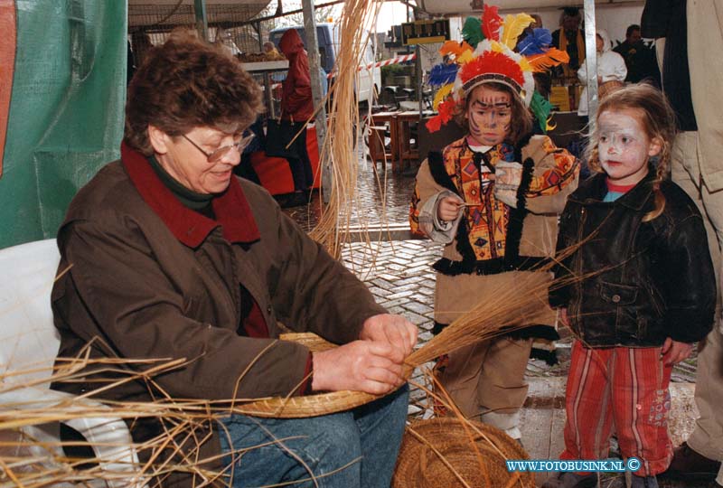 99041710.jpg - DE STEM VAN DORDT :DORDRECHT:17-04-1999:BIUENMARKT VRIESEPLEIN DORDRECHTDeze digitale foto blijft eigendom van FOTOPERSBURO BUSINK. Wij hanteren de voorwaarden van het N.V.F. en N.V.J. Gebruik van deze foto impliceert dat u bekend bent  en akkoord gaat met deze voorwaarden bij publicatie.EB/ETIENNE BUSINK