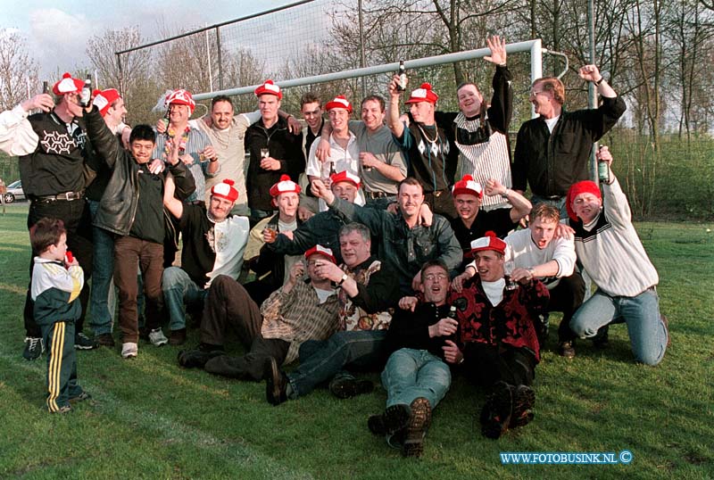 99041801.jpg - DE DORDTENAAR SPORT :DORDRECHT:18-04-1999:SPORTPARK AMSTELWIJK DORDRECHT KANTINE OSS  GROEPSFOTO KAMPIOENSCHAPDeze digitale foto blijft eigendom van FOTOPERSBURO BUSINK. Wij hanteren de voorwaarden van het N.V.F. en N.V.J. Gebruik van deze foto impliceert dat u bekend bent  en akkoord gaat met deze voorwaarden bij publicatie.EB/ETIENNE BUSINK