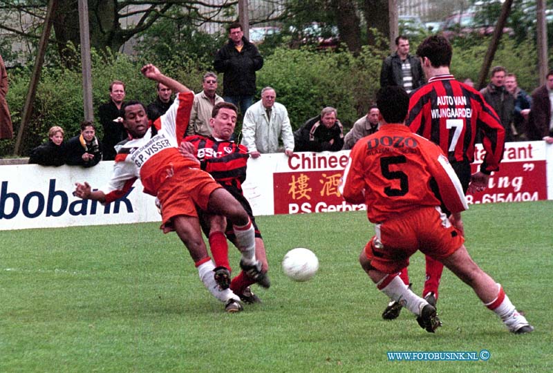 99041803.jpg - HET KONTAKT:PAPENDRECHT:18-04-1999:VOETVBALWESTRIJD PAPENDRECHT/SVVSMC SPORTPARK SLOBBEGORS PAPENDRECHTDeze digitale foto blijft eigendom van FOTOPERSBURO BUSINK. Wij hanteren de voorwaarden van het N.V.F. en N.V.J. Gebruik van deze foto impliceert dat u bekend bent  en akkoord gaat met deze voorwaarden bij publicatie.EB/ETIENNE BUSINK