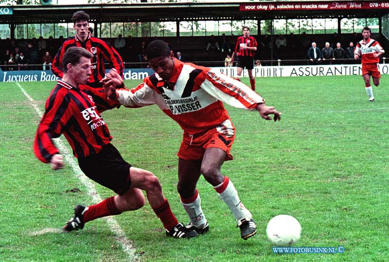 99041804.jpg - HET KONTAKT:PAPENDRECHT:18-04-1999:VOETVBALWESTRIJD PAPENDRECHT/SVVSMC SPORTPARK SLOBBEGORS PAPENDRECHTDeze digitale foto blijft eigendom van FOTOPERSBURO BUSINK. Wij hanteren de voorwaarden van het N.V.F. en N.V.J. Gebruik van deze foto impliceert dat u bekend bent  en akkoord gaat met deze voorwaarden bij publicatie.EB/ETIENNE BUSINK