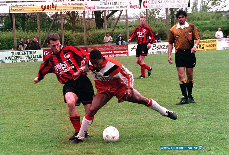 99041805.jpg - HET KONTAKT:PAPENDRECHT:18-04-1999:VOETVBALWESTRIJD PAPENDRECHT/SVVSMC SPORTPARK SLOBBEGORS PAPENDRECHTDeze digitale foto blijft eigendom van FOTOPERSBURO BUSINK. Wij hanteren de voorwaarden van het N.V.F. en N.V.J. Gebruik van deze foto impliceert dat u bekend bent  en akkoord gaat met deze voorwaarden bij publicatie.EB/ETIENNE BUSINK