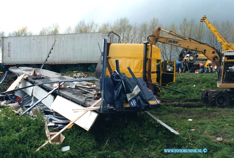 99042201.jpg - WFA :RW A17 :T/H MOERDIJK:22-04-1999:ONGEVAL RW A17 T/H VAN MOERDIJK TWEE VRACHTWAGEN OPELKAAR GEREDEN OOK EEN PERSONEN AUTO RAAKTE HIERBIJ BETROKKEN ER VEILEN DIVERSE GEWONDEN. DE WEG WAS ENKELE UREN AFGESLOTEN VOOR AL HET VERKEER.Deze digitale foto blijft eigendom van FOTOPERSBURO BUSINK. Wij hanteren de voorwaarden van het N.V.F. en N.V.J. Gebruik van deze foto impliceert dat u bekend bent  en akkoord gaat met deze voorwaarden bij publicatie.EB/ETIENNE BUSINK