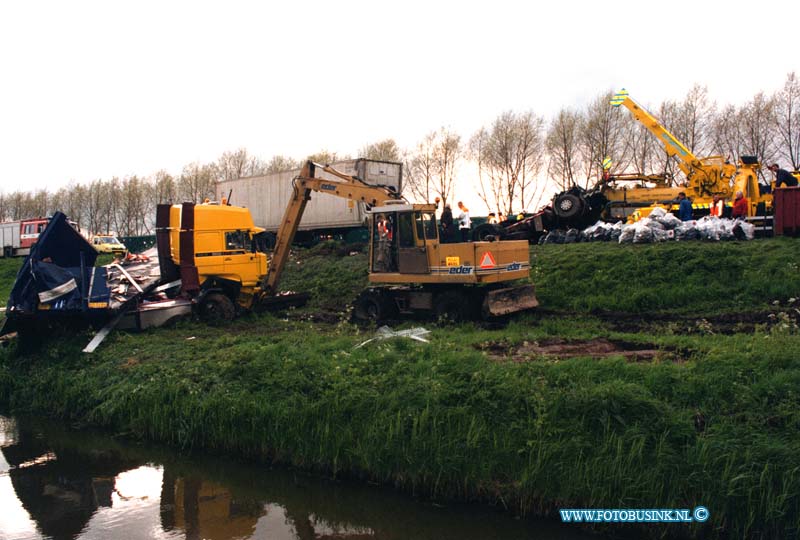 99042202.jpg - WFA :RW A17 :T/H MOERDIJK:22-04-1999:ONGEVAL RW A17 T/H VAN MOERDIJK TWEE VRACHTWAGEN OPELKAAR GEREDEN OOK EEN PERSONEN AUTO RAAKTE HIERBIJ BETROKKEN ER VEILEN DIVERSE GEWONDEN. DE WEG WAS ENKELE UREN AFGESLOTEN VOOR AL HET VERKEER.Deze digitale foto blijft eigendom van FOTOPERSBURO BUSINK. Wij hanteren de voorwaarden van het N.V.F. en N.V.J. Gebruik van deze foto impliceert dat u bekend bent  en akkoord gaat met deze voorwaarden bij publicatie.EB/ETIENNE BUSINK