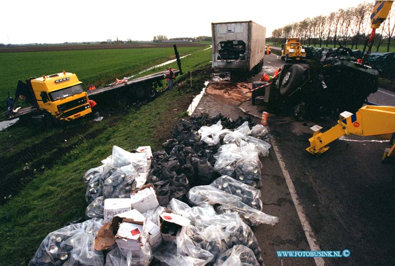 99042203.jpg - WFA :RW A17 :T/H MOERDIJK:22-04-1999:ONGEVAL RW A17 T/H VAN MOERDIJK TWEE VRACHTWAGEN OPELKAAR GEREDEN OOK EEN PERSONEN AUTO RAAKTE HIERBIJ BETROKKEN ER VEILEN DIVERSE GEWONDEN. DE WEG WAS ENKELE UREN AFGESLOTEN VOOR AL HET VERKEER.Deze digitale foto blijft eigendom van FOTOPERSBURO BUSINK. Wij hanteren de voorwaarden van het N.V.F. en N.V.J. Gebruik van deze foto impliceert dat u bekend bent  en akkoord gaat met deze voorwaarden bij publicatie.EB/ETIENNE BUSINK