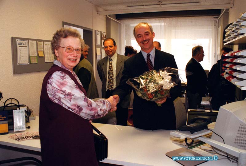 99042206.jpg - DE DORDTENAAR :PAPENDRECHT:22-04-1999:DIENSTENCENTRUM T PLUS PUNT OPENING NIEUWE BALIE DOOR WEDH  P.S. GEBRANDYSTRAAT 31Deze digitale foto blijft eigendom van FOTOPERSBURO BUSINK. Wij hanteren de voorwaarden van het N.V.F. en N.V.J. Gebruik van deze foto impliceert dat u bekend bent  en akkoord gaat met deze voorwaarden bij publicatie.EB/ETIENNE BUSINK