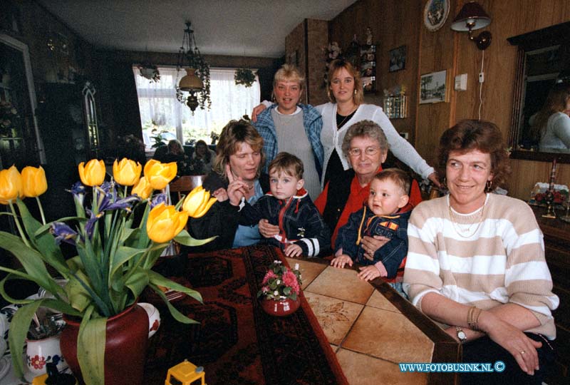 99042302.jpg - DE DORDTENAAR :DORDRECHT:23-04-1999:ZEEHAVENLAAN 160 DORDRECHT MEVR ROOK MET HAAR SCHOONDOCHTER EN DOCHTERS IN DE HUIS KAMER VAN DE GEZELLIGE WOONING.Deze digitale foto blijft eigendom van FOTOPERSBURO BUSINK. Wij hanteren de voorwaarden van het N.V.F. en N.V.J. Gebruik van deze foto impliceert dat u bekend bent  en akkoord gaat met deze voorwaarden bij publicatie.EB/ETIENNE BUSINK