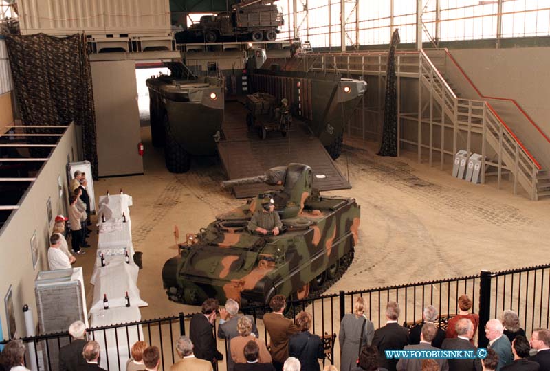 99042303.jpg - DE DORDTENAAR :ZWIJNDRECHT:23-04-1999:NIEUWE PRONKSTUK LEGER VOERTUIG VOOR MARCALL MUSSEUM VAN JAAP DE GROOTDeze digitale foto blijft eigendom van FOTOPERSBURO BUSINK. Wij hanteren de voorwaarden van het N.V.F. en N.V.J. Gebruik van deze foto impliceert dat u bekend bent  en akkoord gaat met deze voorwaarden bij publicatie.EB/ETIENNE BUSINK