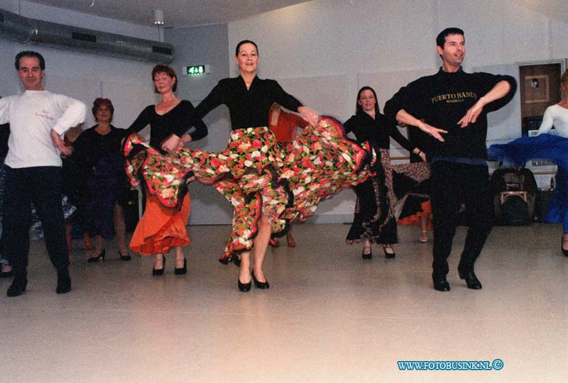 99042402.jpg - DE DORDTENAAR :DORDRECHT:24-04-1999:BECKEPOORT VOORSTRAAT DANS ENSAMBLE GAAT OP REIS JOSE GUTRIERREZ EN MARIA REYES EN FERNANDO VANESDeze digitale foto blijft eigendom van FOTOPERSBURO BUSINK. Wij hanteren de voorwaarden van het N.V.F. en N.V.J. Gebruik van deze foto impliceert dat u bekend bent  en akkoord gaat met deze voorwaarden bij publicatie.EB/ETIENNE BUSINK