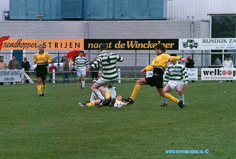 99042403.jpg - DE DORDTENAAR :STRIJEN:24-04-1999:VOETBAL WESTRIJD STRIJEN/SPIJKERNISSEDeze digitale foto blijft eigendom van FOTOPERSBURO BUSINK. Wij hanteren de voorwaarden van het N.V.F. en N.V.J. Gebruik van deze foto impliceert dat u bekend bent  en akkoord gaat met deze voorwaarden bij publicatie.EB/ETIENNE BUSINK