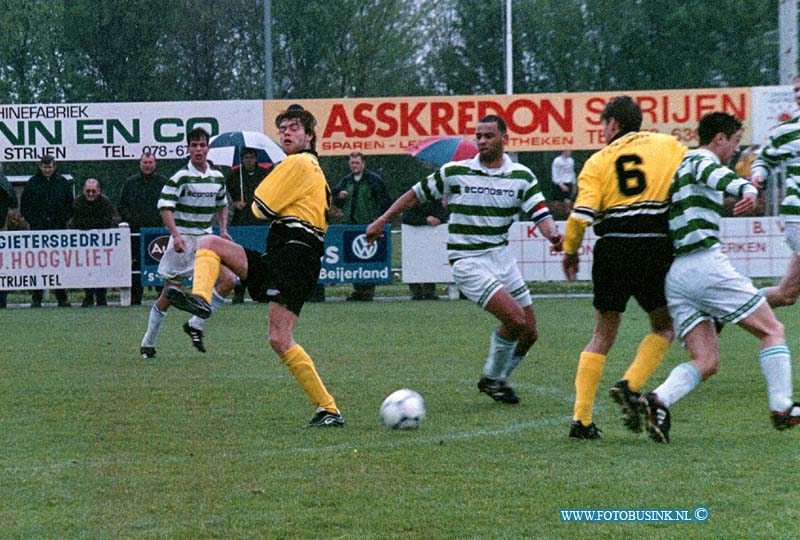 99042404.jpg - DE DORDTENAAR :STRIJEN:24-04-1999:VOETBAL WESTRIJD STRIJEN/SPIJKERNISSEDeze digitale foto blijft eigendom van FOTOPERSBURO BUSINK. Wij hanteren de voorwaarden van het N.V.F. en N.V.J. Gebruik van deze foto impliceert dat u bekend bent  en akkoord gaat met deze voorwaarden bij publicatie.EB/ETIENNE BUSINK