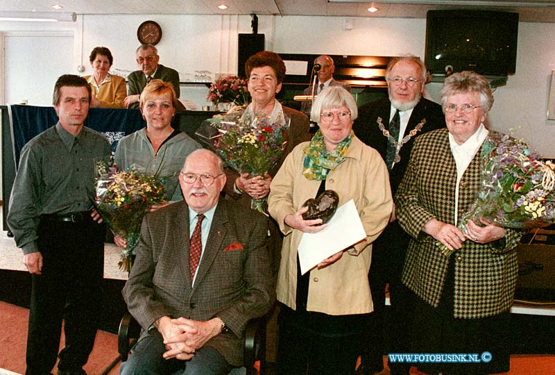 99042405.jpg - DE STEM VAN DORDT :ZWIJNDRECHT:24-04-1999:UITRIJKING PRIJS BESTE BUUR VAN 1999 ZWIJNDRECHT SWINSTATE RECREATIEZAAL .DE BEWUSTE VROUW DIE DE PRIJS WON WAS WEGENS OMSTANDIGHEDEN NIET AAN WEZIGDeze digitale foto blijft eigendom van FOTOPERSBURO BUSINK. Wij hanteren de voorwaarden van het N.V.F. en N.V.J. Gebruik van deze foto impliceert dat u bekend bent  en akkoord gaat met deze voorwaarden bij publicatie.EB/ETIENNE BUSINK