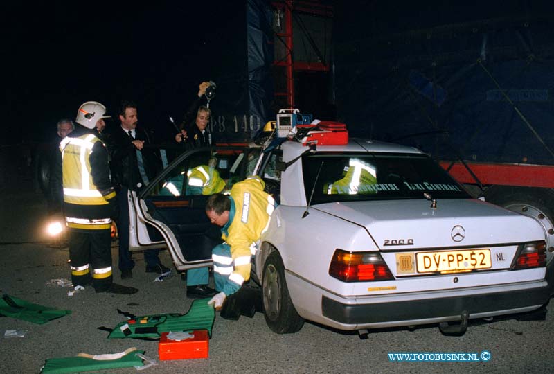 99042501.jpg - LOCOM :ZWIJNDRECHT: 25-04-1999:ONGEVAL TAXI ONDER GEPARKEERDE VRACHTWAGEN DOOR ONBEKENDE OORZAAK LINDTSEDIJK/T/H/ UILENHAVEN 1 ZWAAR GEWONDE DEZE VROUW MOEST DOOR DE BRANDWEER BEVRIJDT WORDEN.Deze digitale foto blijft eigendom van FOTOPERSBURO BUSINK. Wij hanteren de voorwaarden van het N.V.F. en N.V.J. Gebruik van deze foto impliceert dat u bekend bent  en akkoord gaat met deze voorwaarden bij publicatie.EB/ETIENNE BUSINK