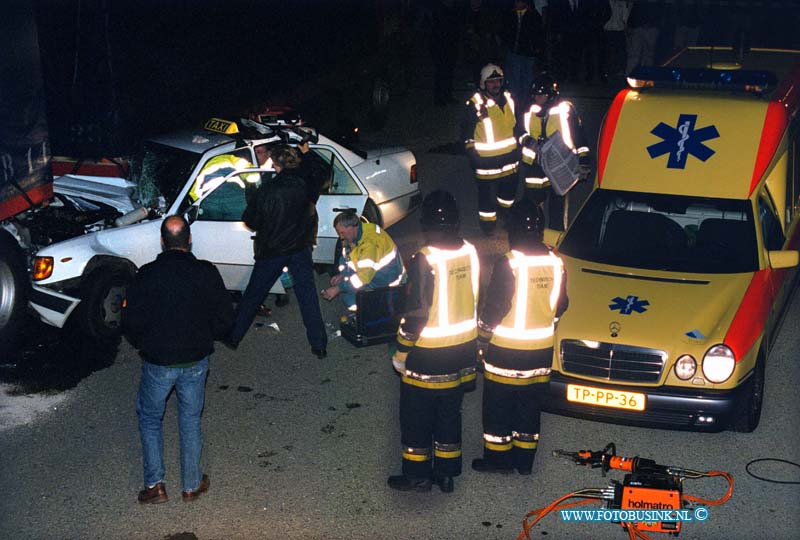 99042502.jpg - LOCOM :ZWIJNDRECHT: 25-04-1999:ONGEVAL TAXI ONDER GEPARKEERDE VRACHTWAGEN DOOR ONBEKENDE OORZAAK LINDTSEDIJK/T/H/ UILENHAVEN 1 ZWAAR GEWONDE DEZE VROUW MOEST DOOR DE BRANDWEER BEVRIJDT WORDEN.Deze digitale foto blijft eigendom van FOTOPERSBURO BUSINK. Wij hanteren de voorwaarden van het N.V.F. en N.V.J. Gebruik van deze foto impliceert dat u bekend bent  en akkoord gaat met deze voorwaarden bij publicatie.EB/ETIENNE BUSINK