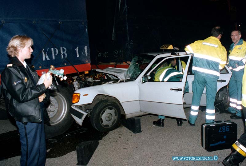 99042503.jpg - DE STEM VAN DORDT :ZWIJNDRECHT: 25-04-1999:ONGEVAL TAXI ONDER GEPARKEERDE VRACHTWAGEN DOOR ONBEKENDE OORZAAK LINDTSEDIJK/T/H/ UILENHAVEN 1 ZWAAR GEWONDE DEZE VROUW MOEST DOOR DE BRANDWEER BEVRIJDT WORDEN.Deze digitale foto blijft eigendom van FOTOPERSBURO BUSINK. Wij hanteren de voorwaarden van het N.V.F. en N.V.J. Gebruik van deze foto impliceert dat u bekend bent  en akkoord gaat met deze voorwaarden bij publicatie.EB/ETIENNE BUSINK