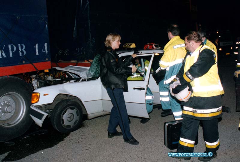 99042504.jpg - LOCOM :ZWIJNDRECHT: 25-04-1999:ONGEVAL TAXI ONDER GEPARKEERDE VRACHTWAGEN DOOR ONBEKENDE OORZAAK LINDTSEDIJK/T/H/ UILENHAVEN 1 ZWAAR GEWONDE DEZE VROUW MOEST DOOR DE BRANDWEER BEVRIJDT WORDEN.Deze digitale foto blijft eigendom van FOTOPERSBURO BUSINK. Wij hanteren de voorwaarden van het N.V.F. en N.V.J. Gebruik van deze foto impliceert dat u bekend bent  en akkoord gaat met deze voorwaarden bij publicatie.EB/ETIENNE BUSINK