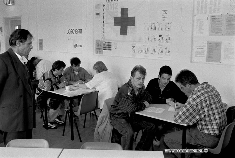 99042507.jpg - DE DORDTENAAR :DORDRECHT:25-04-1999:BROUWERSDIJK 4 KOSOVAREN SPREKKEN MET LEDEN TRAKINGTEAM.Deze digitale foto blijft eigendom van FOTOPERSBURO BUSINK. Wij hanteren de voorwaarden van het N.V.F. en N.V.J. Gebruik van deze foto impliceert dat u bekend bent  en akkoord gaat met deze voorwaarden bij publicatie.EB/ETIENNE BUSINK