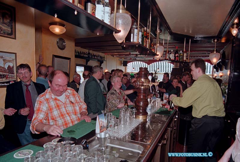 99042602.jpg - DE HIER ZWIJNDRECHT :ZWIJNDRECHT:26-04-1999:HEROPENING CAFE T SPATJE WILLEMRUISPLEIN NA VERBOUWING.Deze digitale foto blijft eigendom van FOTOPERSBURO BUSINK. Wij hanteren de voorwaarden van het N.V.F. en N.V.J. Gebruik van deze foto impliceert dat u bekend bent  en akkoord gaat met deze voorwaarden bij publicatie.EB/ETIENNE BUSINK