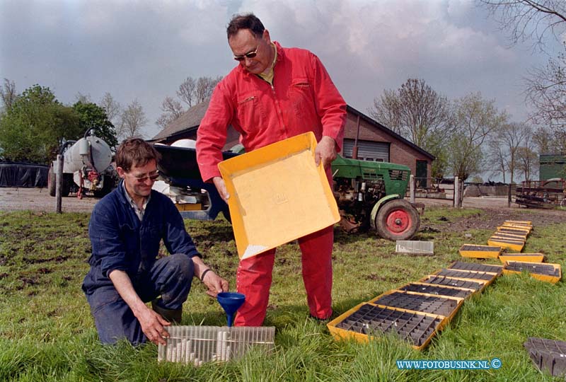 99042603.jpg - WLTO/WESTWEEK :NIEUWELAND:26-04-1999:NIEUWELAND  GEN NR 47 DHR VAN DE HAM TEL 0345-599407 FOTO CONTROLE KUNSTMEST STROOIERS DOOR DHR BARTLEMA MET BOEREN ER BIJ E4N MEERDERE KUNSTMESTSTROOIERS OP ACHTER GROND LIGGENDE FOTO 3 KOLMS TEL AUTO 06-51596092Deze digitale foto blijft eigendom van FOTOPERSBURO BUSINK. Wij hanteren de voorwaarden van het N.V.F. en N.V.J. Gebruik van deze foto impliceert dat u bekend bent  en akkoord gaat met deze voorwaarden bij publicatie.EB/ETIENNE BUSINK