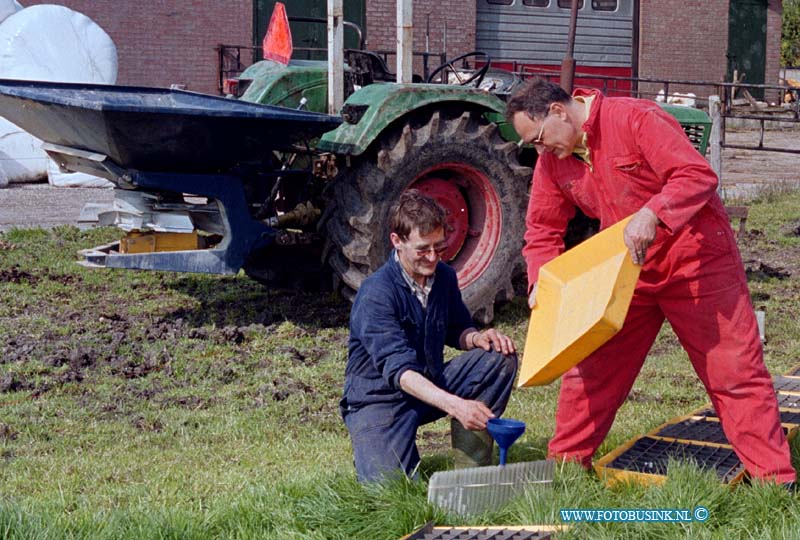 99042605.jpg - WLTO/WESTWEEK :NIEUWELAND:26-04-1999:NIEUWELAND  GEN NR 47 DHR VAN DE HAM TEL 0345-599407 FOTO CONTROLE KUNSTMEST STROOIERS DOOR DHR BARTLEMA MET BOEREN ER BIJ E4N MEERDERE KUNSTMESTSTROOIERS OP ACHTER GROND LIGGENDE FOTO 3 KOLMS TEL AUTO 06-51596092Deze digitale foto blijft eigendom van FOTOPERSBURO BUSINK. Wij hanteren de voorwaarden van het N.V.F. en N.V.J. Gebruik van deze foto impliceert dat u bekend bent  en akkoord gaat met deze voorwaarden bij publicatie.EB/ETIENNE BUSINK