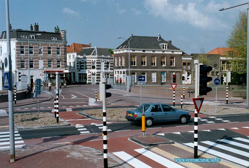 99042702.jpg - DE STEM VAN DORDT :DORDRECHT:27-04-1999:DORDRECHT  SPUIBOULEVAARD KRUISING GROTE SPUISTRAAT/SPUIWEGDeze digitale foto blijft eigendom van FOTOPERSBURO BUSINK. Wij hanteren de voorwaarden van het N.V.F. en N.V.J. Gebruik van deze foto impliceert dat u bekend bent  en akkoord gaat met deze voorwaarden bij publicatie.EB/ETIENNE BUSINK