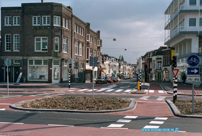 99042703.jpg - DE STEM VAN DORDT :DORDRECHT:27-04-1999:DORDRECHT  SPUIBOULEVAARD KRUISING GROTE SPUISTRAAT/SPUIWEGDeze digitale foto blijft eigendom van FOTOPERSBURO BUSINK. Wij hanteren de voorwaarden van het N.V.F. en N.V.J. Gebruik van deze foto impliceert dat u bekend bent  en akkoord gaat met deze voorwaarden bij publicatie.EB/ETIENNE BUSINK