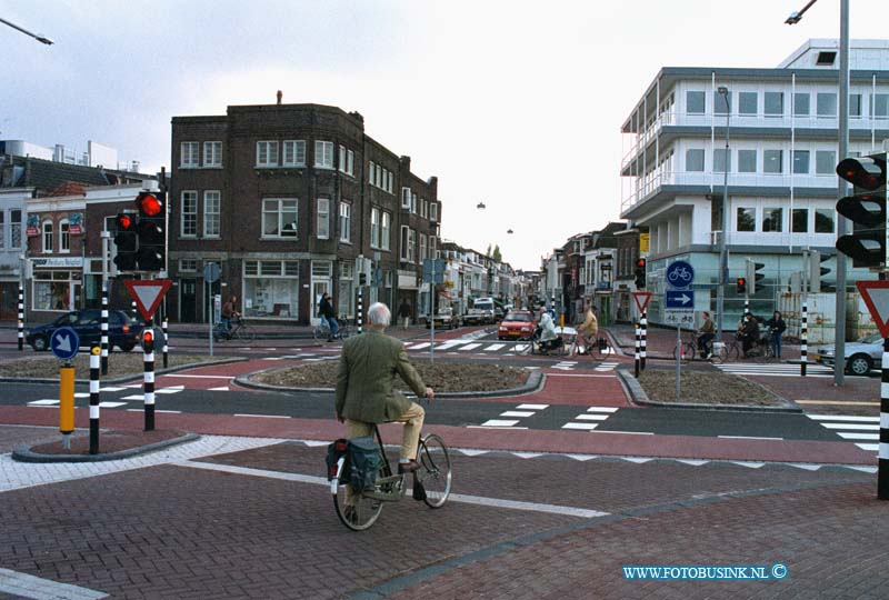 99042704.jpg - DE STEM VAN DORDT :DORDRECHT:27-04-1999:DORDRECHT  SPUIBOULEVAARD KRUISING GROTE SPUISTRAAT/SPUIWEGDeze digitale foto blijft eigendom van FOTOPERSBURO BUSINK. Wij hanteren de voorwaarden van het N.V.F. en N.V.J. Gebruik van deze foto impliceert dat u bekend bent  en akkoord gaat met deze voorwaarden bij publicatie.EB/ETIENNE BUSINK