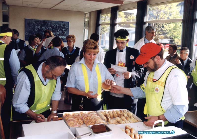 99042720.jpg - DE STEM VAN DORDT :DORDRECHT:27-04-1999:DORDRECHT STAKING AKTIE BIJ BUSBEDRIJF STADSVERVOER AAN DE BAANHOEKWEG D0DT Deze digitale foto blijft eigendom van FOTOPERSBURO BUSINK. Wij hanteren de voorwaarden van het N.V.F. en N.V.J. Gebruik van deze foto impliceert dat u bekend bent  en akkoord gaat met deze voorwaarden bij publicatie.EB/ETIENNE BUSINK