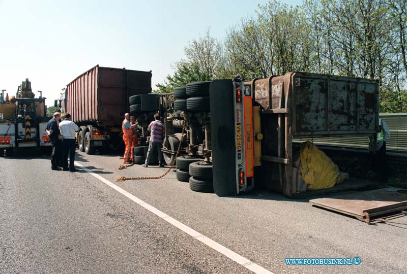 99042801.jpg - DE DORDTENAAR :DORDRECHT:28-04-1999:VRACHTWAGEN MET STRAALGRIND OPZIJN  KANT RW A16 T/H VIADUKT WIELDRECHTSEZEEDIJK DORDRECHT.Deze digitale foto blijft eigendom van FOTOPERSBURO BUSINK. Wij hanteren de voorwaarden van het N.V.F. en N.V.J. Gebruik van deze foto impliceert dat u bekend bent  en akkoord gaat met deze voorwaarden bij publicatie.EB/ETIENNE BUSINK