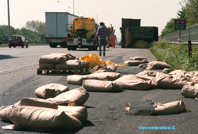 99042802.jpg - DE DORDTENAAR :DORDRECHT:28-04-1999:VRACHTWAGEN MET STRAALGRIND OPZIJN  KANT RW A16 T/H VIADUKT WIELDRECHTSEZEEDIJK DORDRECHT.Deze digitale foto blijft eigendom van FOTOPERSBURO BUSINK. Wij hanteren de voorwaarden van het N.V.F. en N.V.J. Gebruik van deze foto impliceert dat u bekend bent  en akkoord gaat met deze voorwaarden bij publicatie.EB/ETIENNE BUSINK