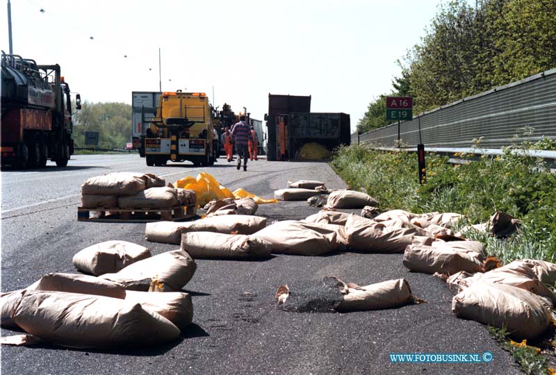 99042803.jpg - LOCOM:DORDRECHT:28-04-1999:VRACHTWAGEN MET STRAALGRIND OPZIJN  KANT RW A16 T/H VIADUKT WIELDRECHTSEZEEDIJK DORDRECHT.Deze digitale foto blijft eigendom van FOTOPERSBURO BUSINK. Wij hanteren de voorwaarden van het N.V.F. en N.V.J. Gebruik van deze foto impliceert dat u bekend bent  en akkoord gaat met deze voorwaarden bij publicatie.EB/ETIENNE BUSINK