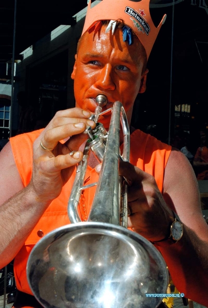 99043002.jpg - DE DORDTENAAR :DORDRECHT:30-04-1999:KONINGINNENDAG MUZIEK OP DE VOORSTR T/H VISTRAAT DOOR DE SCHREEUW BENDDeze digitale foto blijft eigendom van FOTOPERSBURO BUSINK. Wij hanteren de voorwaarden van het N.V.F. en N.V.J. Gebruik van deze foto impliceert dat u bekend bent  en akkoord gaat met deze voorwaarden bij publicatie.EB/ETIENNE BUSINK