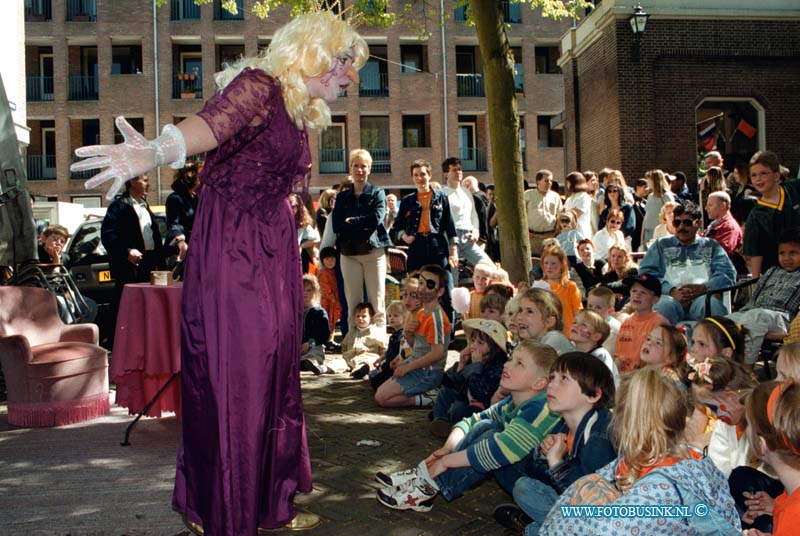 99043005.jpg - DE DORDTENAAR :DORDRECHT:30-04-1999:KONINGINNENDAG STRAAT THEATHER OP DE VISAFSLAGDeze digitale foto blijft eigendom van FOTOPERSBURO BUSINK. Wij hanteren de voorwaarden van het N.V.F. en N.V.J. Gebruik van deze foto impliceert dat u bekend bent  en akkoord gaat met deze voorwaarden bij publicatie.EB/ETIENNE BUSINK