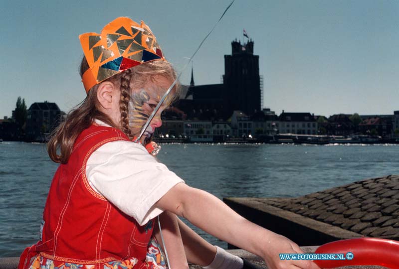 99043007.jpg - DE DORDTENAAR :ZWIJNDRECHT:30-04-1999:KONINGINNENDAG VEERPLEINDeze digitale foto blijft eigendom van FOTOPERSBURO BUSINK. Wij hanteren de voorwaarden van het N.V.F. en N.V.J. Gebruik van deze foto impliceert dat u bekend bent  en akkoord gaat met deze voorwaarden bij publicatie.EB/ETIENNE BUSINK