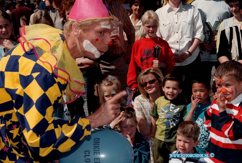 99043008.jpg - DE DORDTENAAR :ZWIJNDRECHT:30-04-1999:KONINGINNENDAG VEERPLEINDeze digitale foto blijft eigendom van FOTOPERSBURO BUSINK. Wij hanteren de voorwaarden van het N.V.F. en N.V.J. Gebruik van deze foto impliceert dat u bekend bent  en akkoord gaat met deze voorwaarden bij publicatie.EB/ETIENNE BUSINK