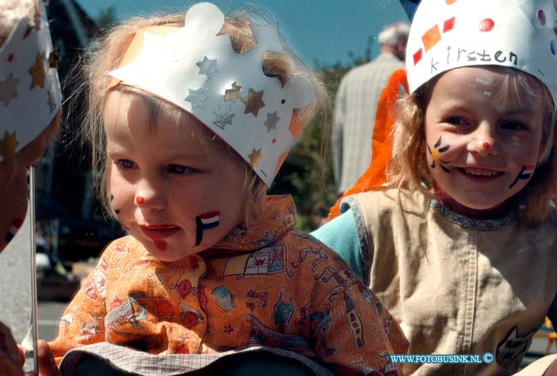 99043010.jpg - DE DORDTENAAR :ZWIJNDRECHT:30-04-1999:KONINGINNENDAGVRIJMARKT ROTTERDEAMSEWEGDeze digitale foto blijft eigendom van FOTOPERSBURO BUSINK. Wij hanteren de voorwaarden van het N.V.F. en N.V.J. Gebruik van deze foto impliceert dat u bekend bent  en akkoord gaat met deze voorwaarden bij publicatie.EB/ETIENNE BUSINK