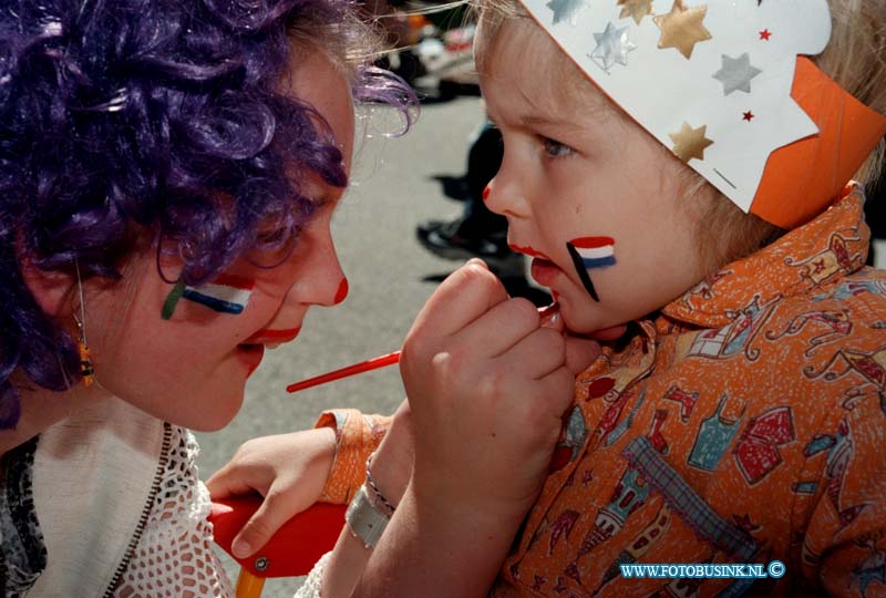 99043011.jpg - DE DORDTENAAR :ZWIJNDRECHT:30-04-1999:KONINGINNENDAG VRIJMARKT ROTTERDEAMSEWEGDeze digitale foto blijft eigendom van FOTOPERSBURO BUSINK. Wij hanteren de voorwaarden van het N.V.F. en N.V.J. Gebruik van deze foto impliceert dat u bekend bent  en akkoord gaat met deze voorwaarden bij publicatie.EB/ETIENNE BUSINK