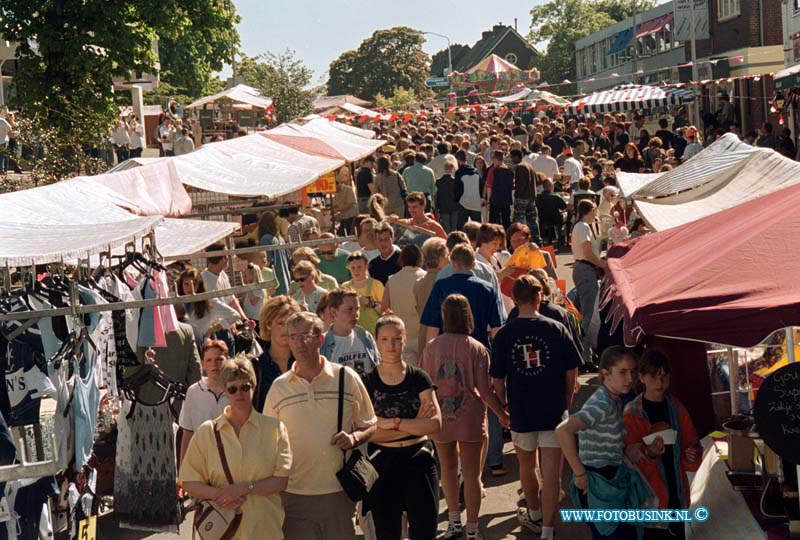 99043013.jpg - DE DORDTENAAR :PAPENDRECHT:30-04-1999:KONINGINNENDAG PAPENDRECHT DRUKTE NABIJ WC  DE MEENT Deze digitale foto blijft eigendom van FOTOPERSBURO BUSINK. Wij hanteren de voorwaarden van het N.V.F. en N.V.J. Gebruik van deze foto impliceert dat u bekend bent  en akkoord gaat met deze voorwaarden bij publicatie.EB/ETIENNE BUSINK