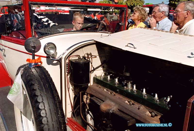 99043015.jpg - DE DORDTENAAR :PAPENDRECHT:30-04-1999:KONINGINNENDAG PAPENDRECHT OUDE AUTO OPTOCHT GESTRAND OP HET MARTKTPLEINDeze digitale foto blijft eigendom van FOTOPERSBURO BUSINK. Wij hanteren de voorwaarden van het N.V.F. en N.V.J. Gebruik van deze foto impliceert dat u bekend bent  en akkoord gaat met deze voorwaarden bij publicatie.EB/ETIENNE BUSINK