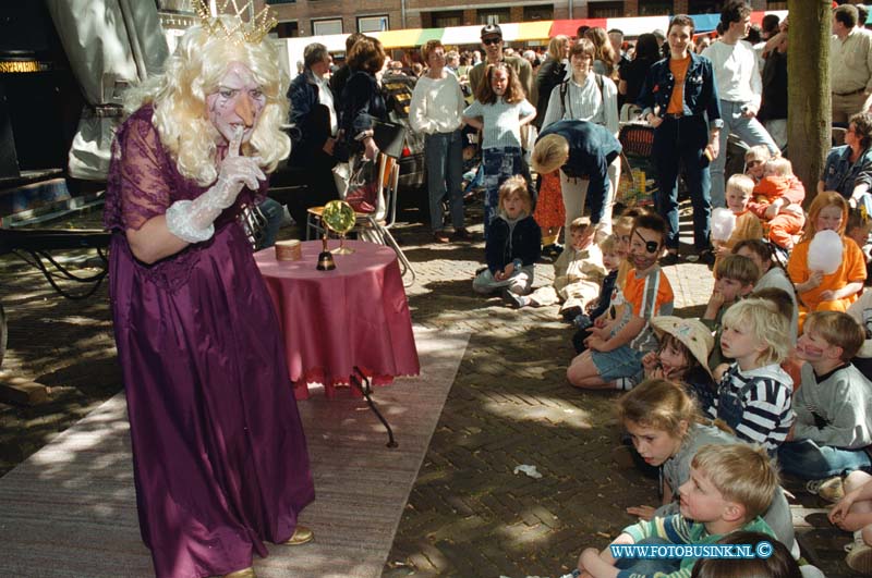 99043022.jpg - DE STEM VAN DORDT:DORDRECHT:30-04-1999:KONINGINNENDAG STRAAT THEATER OP DE VISAFSLAGDeze digitale foto blijft eigendom van FOTOPERSBURO BUSINK. Wij hanteren de voorwaarden van het N.V.F. en N.V.J. Gebruik van deze foto impliceert dat u bekend bent  en akkoord gaat met deze voorwaarden bij publicatie.EB/ETIENNE BUSINK