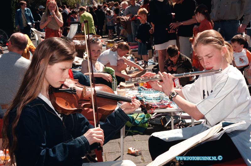 99043023.jpg - DE DORDTENAAR :ZWIJNDRECHT:30-04-1999:KONINGINNENDAG DE VRIJMARKT OP DE ROTTERDAMSEWEGDeze digitale foto blijft eigendom van FOTOPERSBURO BUSINK. Wij hanteren de voorwaarden van het N.V.F. en N.V.J. Gebruik van deze foto impliceert dat u bekend bent  en akkoord gaat met deze voorwaarden bij publicatie.EB/ETIENNE BUSINK