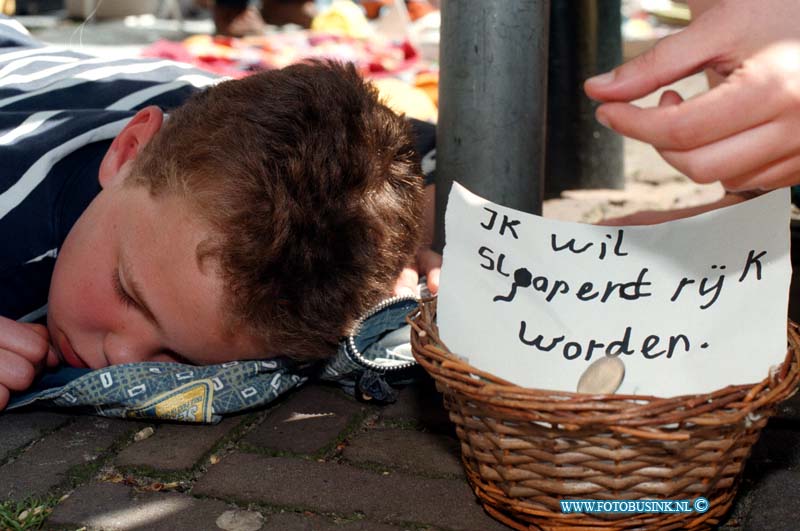 99043028.jpg - DE WOENSDAG :DORDRECHT:30-04-1999:KONINGINNENDAG SCHRIJVERSTRAAT JONGEN WIL SLAAPEND RIJKWORDEN OP DE VRIJ MARKT VAN DORDRECHTDeze digitale foto blijft eigendom van FOTOPERSBURO BUSINK. Wij hanteren de voorwaarden van het N.V.F. en N.V.J. Gebruik van deze foto impliceert dat u bekend bent  en akkoord gaat met deze voorwaarden bij publicatie.EB/ETIENNE BUSINK