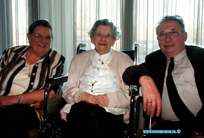 99043030.jpg - DE STEM VAN DORDT :DORDRECHT:30-04-1999:MEVR  WITTE LEMMENS  WORDT 101 JAAR  OP DE FOTO SAMEN MET HAAR BEIDE KINDEREN HARINGV,IETSTRAAT 515 DORDRECHT Deze digitale foto blijft eigendom van FOTOPERSBURO BUSINK. Wij hanteren de voorwaarden van het N.V.F. en N.V.J. Gebruik van deze foto impliceert dat u bekend bent  en akkoord gaat met deze voorwaarden bij publicatie.EB/ETIENNE BUSINK