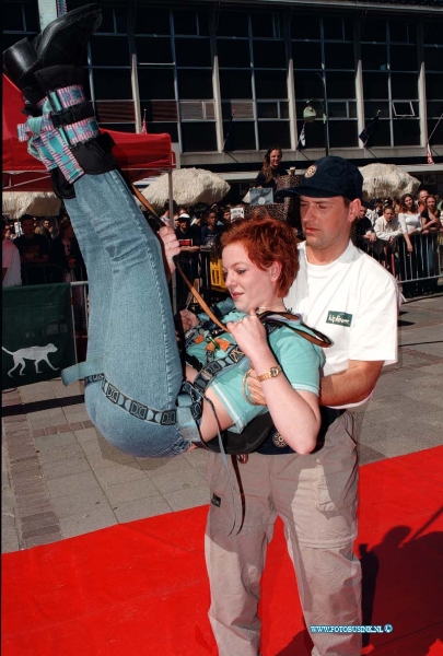 99043033.jpg - DE DORDTENAAR :DORDRECHT:30-04-1999:KONINGINNENDAG BUJI JUMP STATENPLEINDeze digitale foto blijft eigendom van FOTOPERSBURO BUSINK. Wij hanteren de voorwaarden van het N.V.F. en N.V.J. Gebruik van deze foto impliceert dat u bekend bent  en akkoord gaat met deze voorwaarden bij publicatie.EB/ETIENNE BUSINK