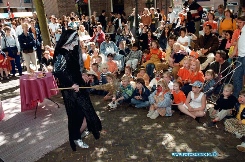 99043059.jpg - DE WOENSDAG :DORDRECHT:30-04-1999:KONINGINNENDAG STRAAT THEATHER OP DE VISAFSLAG VOOR DE JEUGTDeze digitale foto blijft eigendom van FOTOPERSBURO BUSINK. Wij hanteren de voorwaarden van het N.V.F. en N.V.J. Gebruik van deze foto impliceert dat u bekend bent  en akkoord gaat met deze voorwaarden bij publicatie.EB/ETIENNE BUSINK