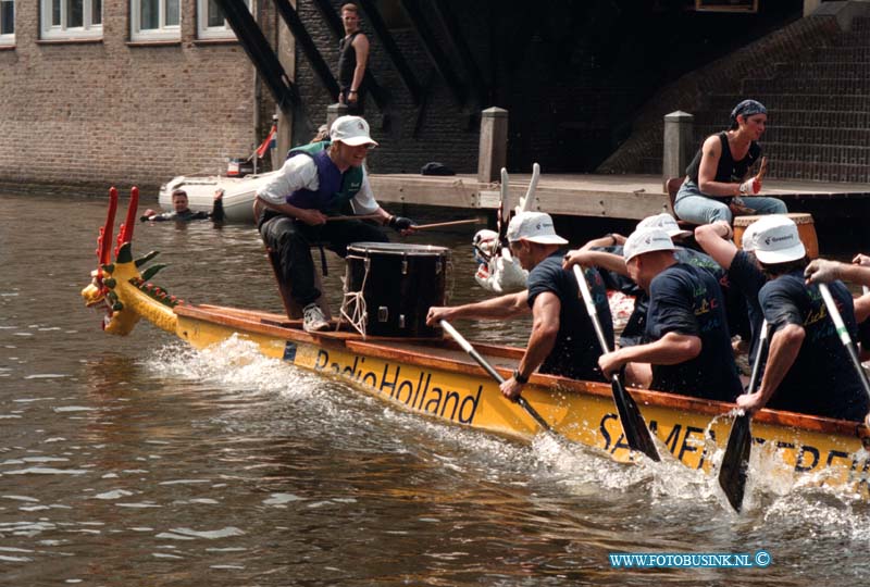 99050102.jpg - DE DORDTENAAR :GORINCHEM:01-05-1999:HAVENDIJK-PARALLEL TROMELAARS/PEDELAARS  DRAKEN BOTENRACEDeze digitale foto blijft eigendom van FOTOPERSBURO BUSINK. Wij hanteren de voorwaarden van het N.V.F. en N.V.J. Gebruik van deze foto impliceert dat u bekend bent  en akkoord gaat met deze voorwaarden bij publicatie.EB/ETIENNE BUSINK