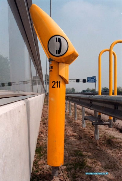 99050106.jpg - DE DORDTENAAR :HARDINGSVELD:01-05-1999:OP DE RW A15 T/H VAN HET NIEUWE GELUIDSCHERM BIJ HARDINGSVELD  STAAT EEN PRAAT PAAL VAN DE ANWB  ZO DICHT TEGEN HET GEKUIDSCHERM AAN DAT JE WEL HEEL LENNOIG EN CREATIEF MOET ZIJN OM DEZE TE KUNNEN GEBRUIKEN.Deze digitale foto blijft eigendom van FOTOPERSBURO BUSINK. Wij hanteren de voorwaarden van het N.V.F. en N.V.J. Gebruik van deze foto impliceert dat u bekend bent  en akkoord gaat met deze voorwaarden bij publicatie.EB/ETIENNE BUSINK