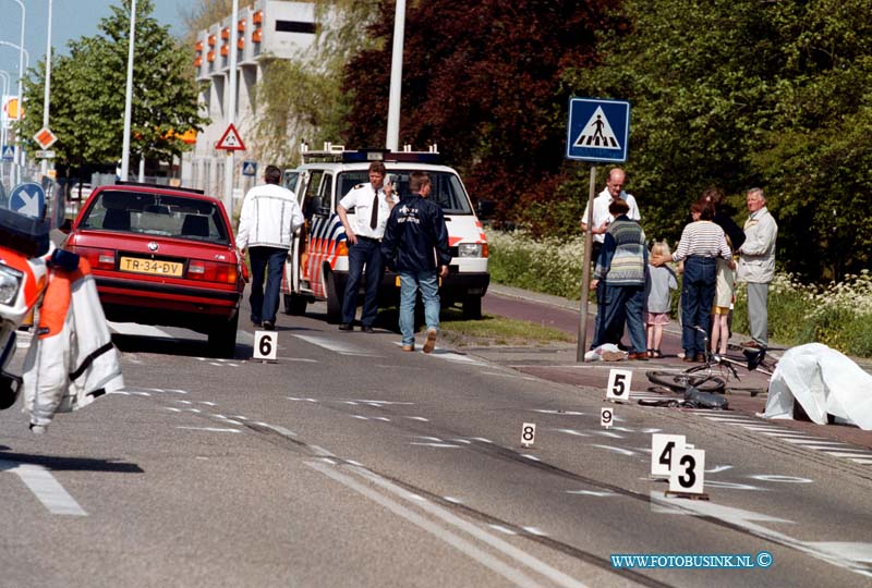 99050201.jpg - HET KONTAKT:PAPENDRECHT:02-05-1999:DODELIJKE AANRIJDING AUTO /FIETSER VEERWEG PAPENDRECHT Deze digitale foto blijft eigendom van FOTOPERSBURO BUSINK. Wij hanteren de voorwaarden van het N.V.F. en N.V.J. Gebruik van deze foto impliceert dat u bekend bent  en akkoord gaat met deze voorwaarden bij publicatie.EB/ETIENNE BUSINK