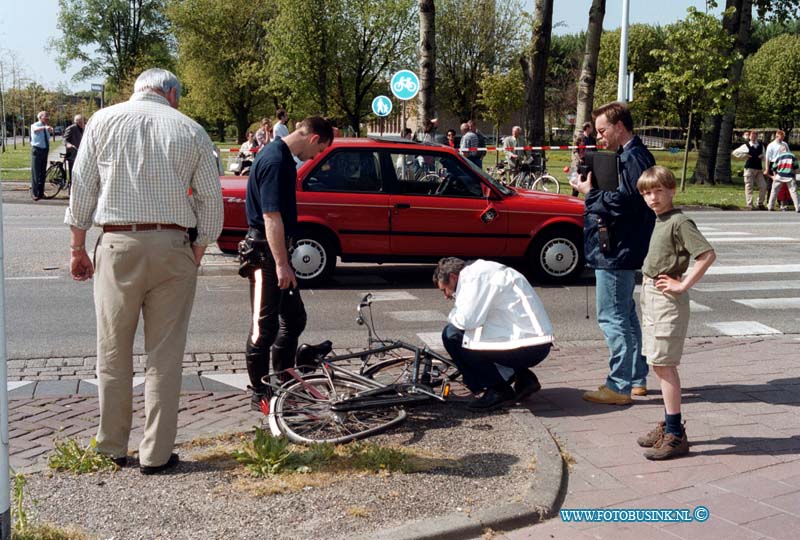 99050202.jpg - HET KONTAKT:PAPENDRECHT:02-05-1999:DODELIJKE AANRIJDING AUTO /FIETSER VEERWEG PAPENDRECHT Deze digitale foto blijft eigendom van FOTOPERSBURO BUSINK. Wij hanteren de voorwaarden van het N.V.F. en N.V.J. Gebruik van deze foto impliceert dat u bekend bent  en akkoord gaat met deze voorwaarden bij publicatie.EB/ETIENNE BUSINK