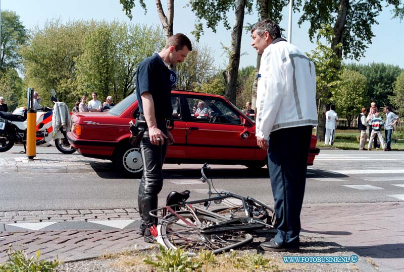 99050203.jpg - HET KONTAKT:PAPENDRECHT:02-05-1999:DODELIJKE AANRIJDING AUTO /FIETSER VEERWEG PAPENDRECHT Deze digitale foto blijft eigendom van FOTOPERSBURO BUSINK. Wij hanteren de voorwaarden van het N.V.F. en N.V.J. Gebruik van deze foto impliceert dat u bekend bent  en akkoord gaat met deze voorwaarden bij publicatie.EB/ETIENNE BUSINK